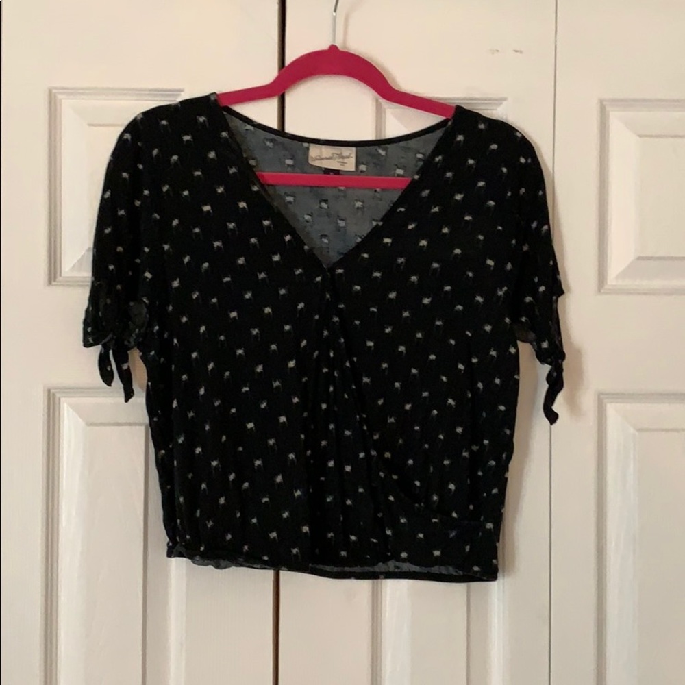 Black and white pattern, cross front, cropped, M